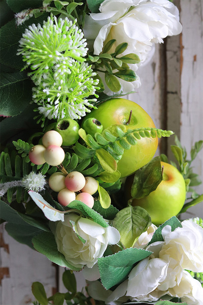 W Sadzie, wianek na drzwi z jabłkami