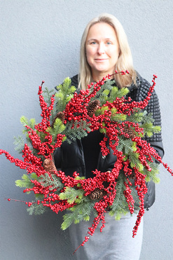 OD RĘKI Delores Red, zimowy wianek owocowy, śr.52cm 