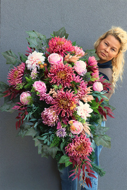 Astry Pink, elegancka wiązanka nagrobna, dł.95cm