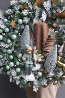 Krissy, świąteczny wianek na drzwi z narciarzem