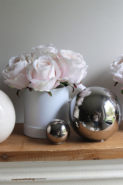 Delicate Roses, biały flowerbox z różami