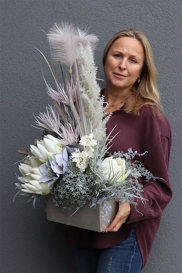 Berenika Grey&White, kompozycja nagrobna w naczyniu