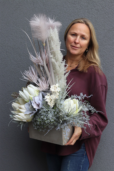 Berenika Grey&White, kompozycja nagrobna w naczyniu