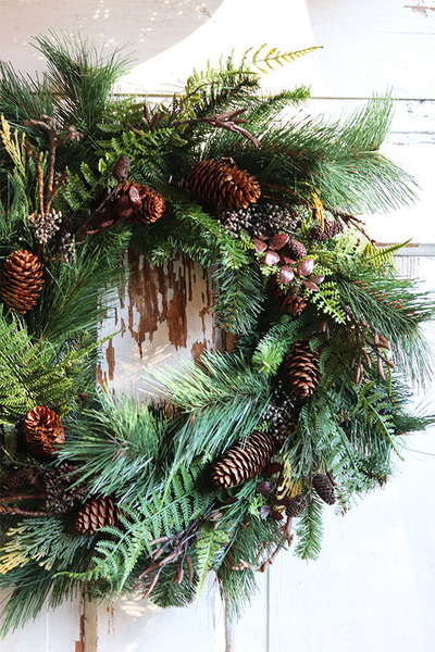 Kolęda, zimowy wianek iglasty z szyszkami