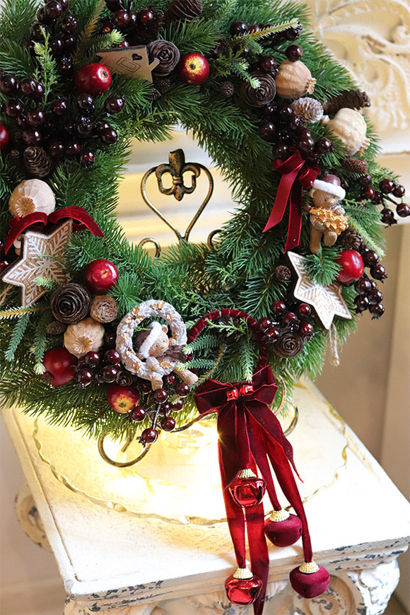 Bordove Love, świąteczny wianek na drzwi