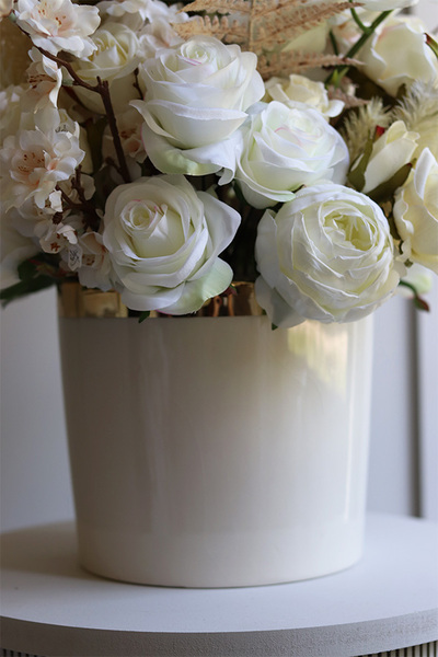 Lorient Heaven, kompozycja kwiatowa w kremowej donicy