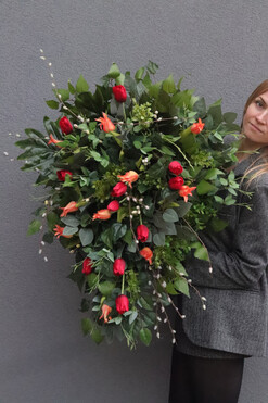 Czerwień Tulipanów 2, wiosenna wiązanka nagrobna, dł.75cm