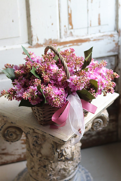 Poetica, kosz z różowymi bzami