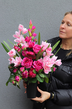 Mieczyki Róż, bukiet nagrobny we wkładzie, wym.48cm