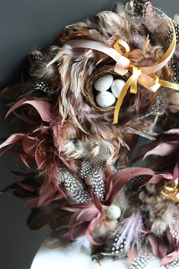 Gniazdko, wielkanocny wianek z piórami