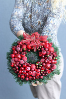 Czerwień Wigilijna, wianek świąteczny z kokardą, śr.25cm