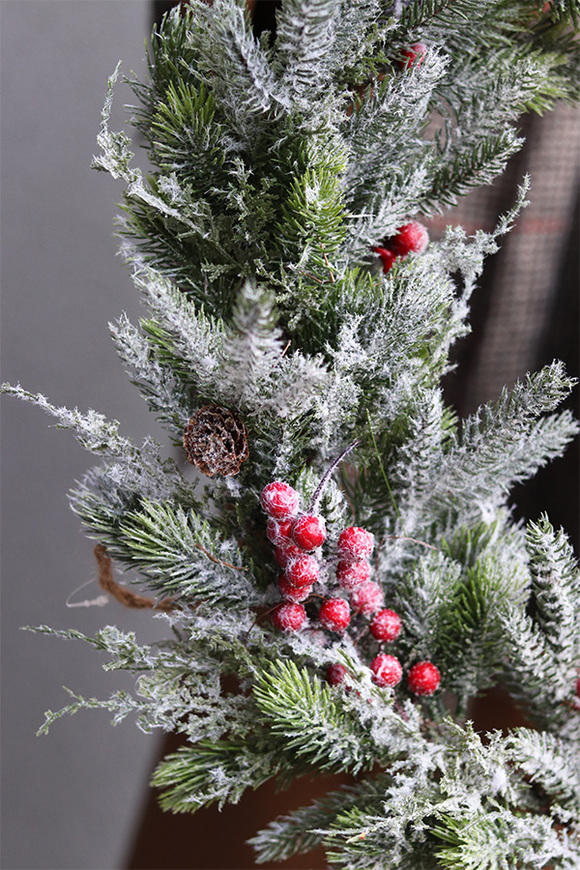 Winter World, zimowy wianek z czerwonymi owocami