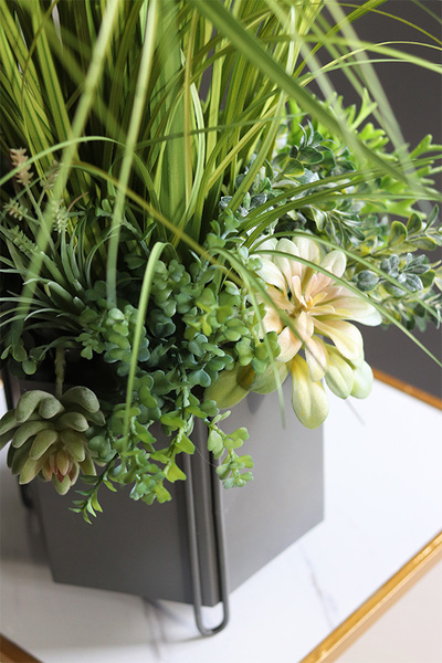 Saloniki Renoma, sztuczna trawa z sukulentami w szarej donicy