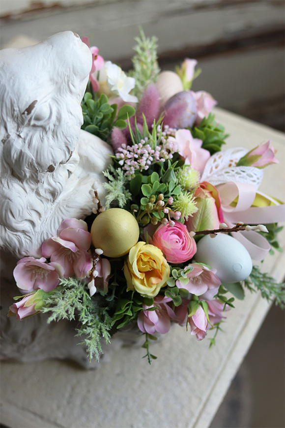 Easter Bunny Flowers, wielkanocna kompozycja z zającem, wym.30x27x28cm