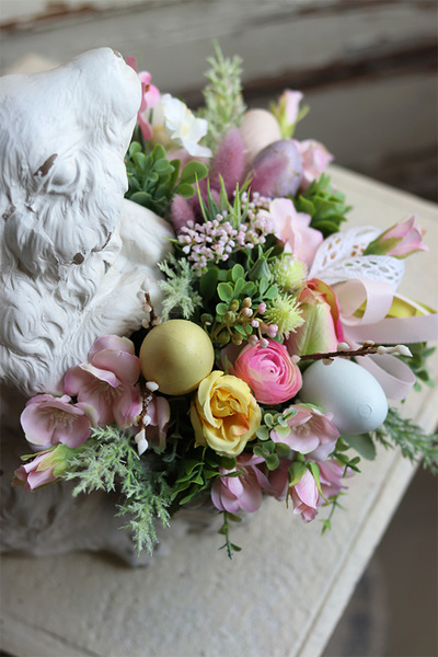 Easter Bunny Flowers, wielkanocna kompozycja z zającem, wym.30x27x28cm