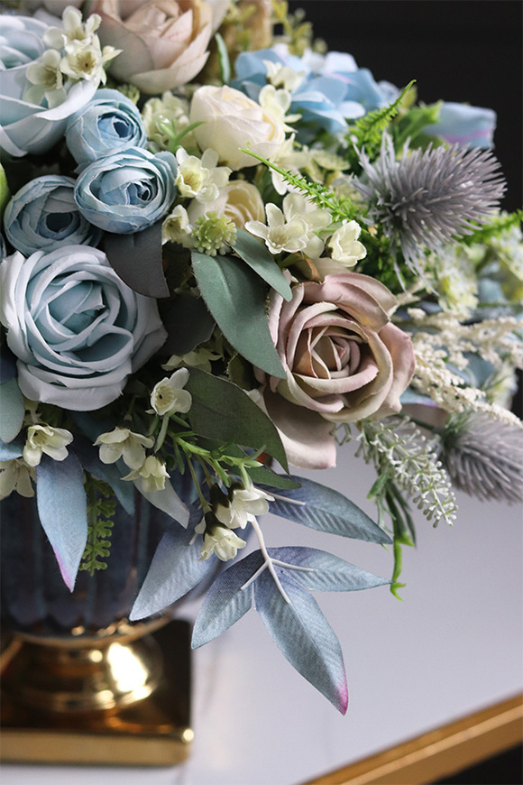 Berania Blue, kompozycja kwiatowa w pucharze