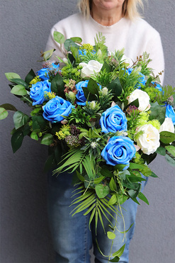 Kerisa Blue, wiązanka kompozycja nagrobna w misie, dł.89cm 