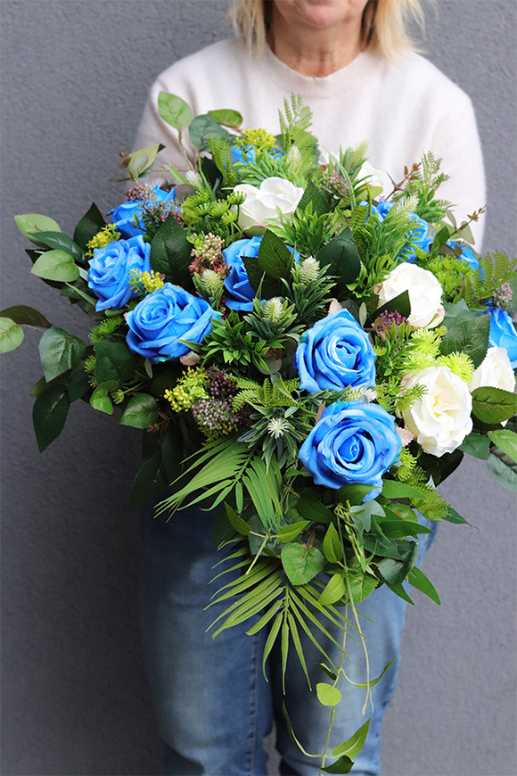 Kerisa Blue, wiązanka kompozycja nagrobna w misie