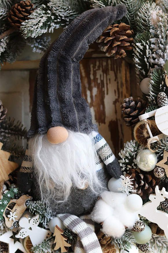 Skrzat w Czapce, bożonarodzeniowy wianek na drzwi