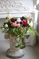 Miodowy Dom Monsteri, kompozycja kwiatowa w naczyniu, wym.35x57cm