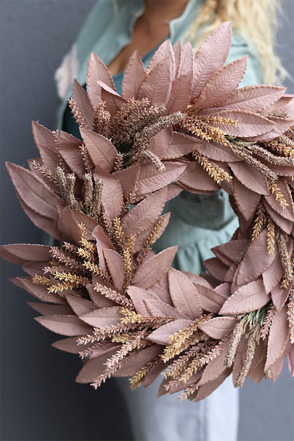 Wrzosowisko Capuccino, dekoracyjny wianek z liści i traw