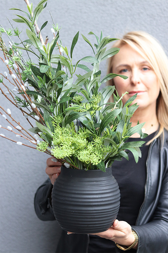 Black Modernita, kompozycja kwiatowa w naczyniu