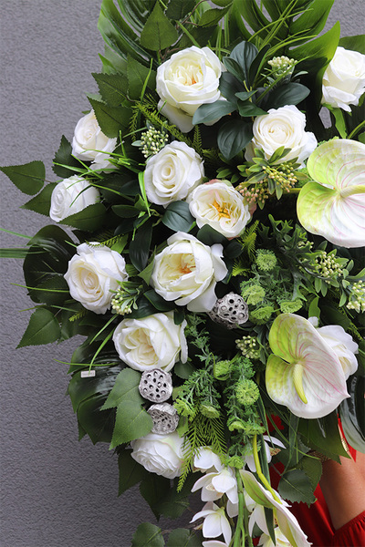 Biała Kamelia Fluena, komplet dekoracji nagrobnych