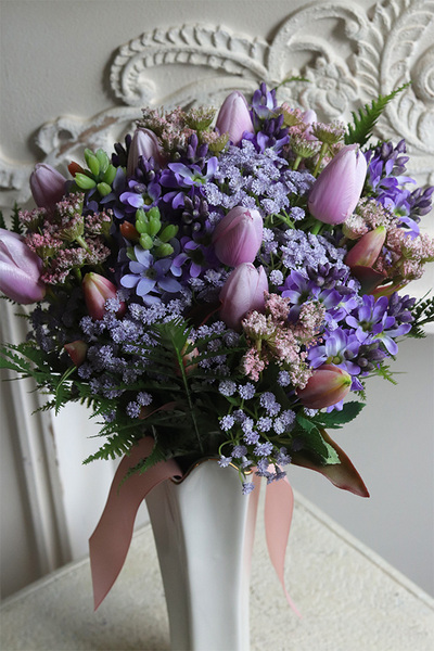 Fioletowa Nadzieja Fleur, bukiet w białym wazonie