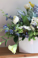 Evelive Manfredo, kompozycja z hiacyntami w naczyniu