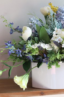 Evelive Manfredo, kompozycja z hiacyntami w naczyniu, wym. 47x77cm