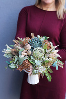 Green November Jazz, kompozycja kwiatowa w białym pucharze