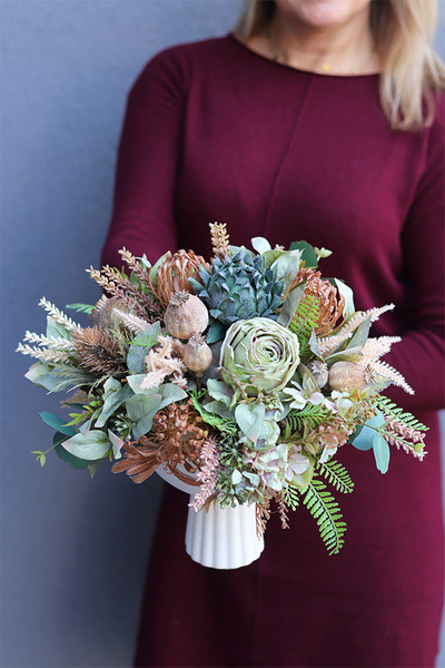 Green November Jazz, kompozycja kwiatowa w białym pucharze