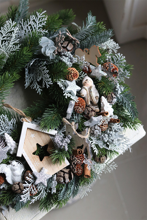 Nordic House, świąteczny wianek na drzwi