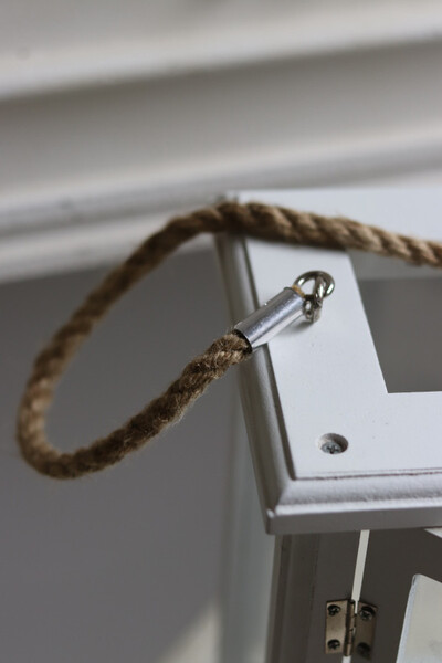 Marine White, drewniany lampion z drzwiczkami