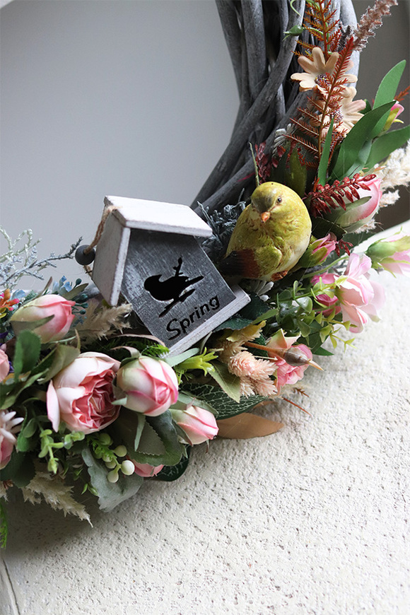 asymetryczny wianek z ptaszkiem, Dom Wiosną