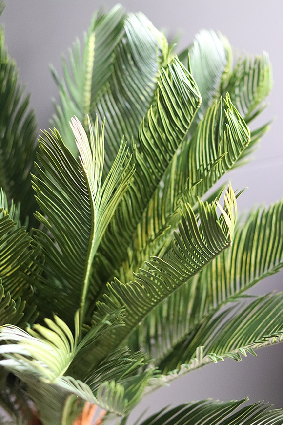 Cykas Madame, sztuczna roślina w złotej donicy