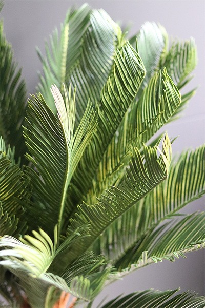 Cykas Madame, sztuczna roślina w złotej donicy