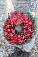 Czerwień Wigilijna, wianek świąteczny z kokardą, śr.25cm