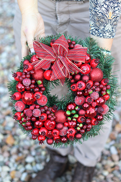 Czerwień Wigilijna, wianek świąteczny z kokardą, śr.25cm