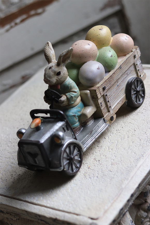 Automobil A, figurka zając królik auto Wielkanoc, wym.15.5x25x9cm