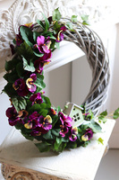 Bratki Fiolet, ozdobny wianek z domkiem