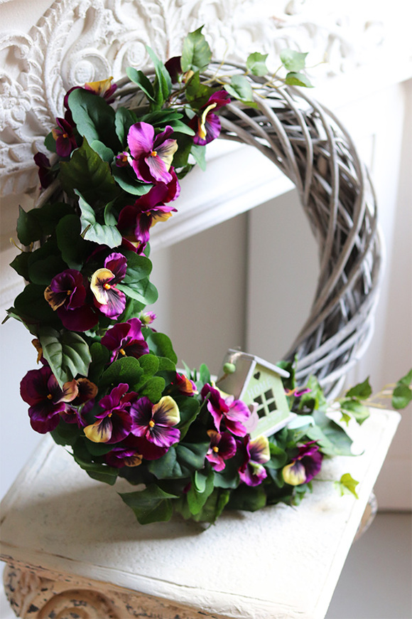 Bratki Fiolet, ozdobny wianek z domkiem