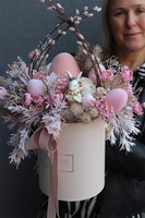 OD RĘKI Pink Easter, flowerbox welurowy z figurką, wys.60cm