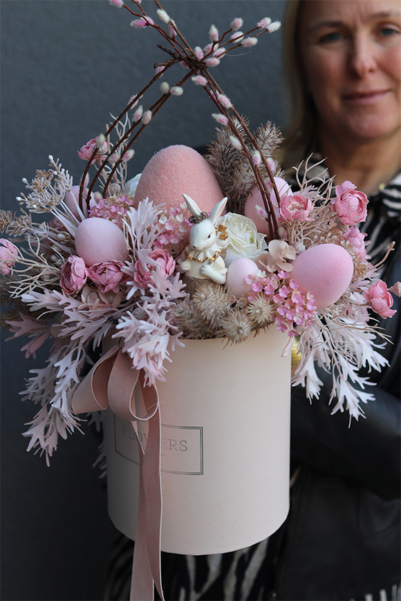 OD RĘKI Pink Easter, flowerbox welurowy z figurką, wys.60cm