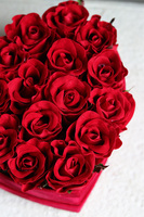 czerwony flowerbox z różami na walentynki, Walentynkowe Serce