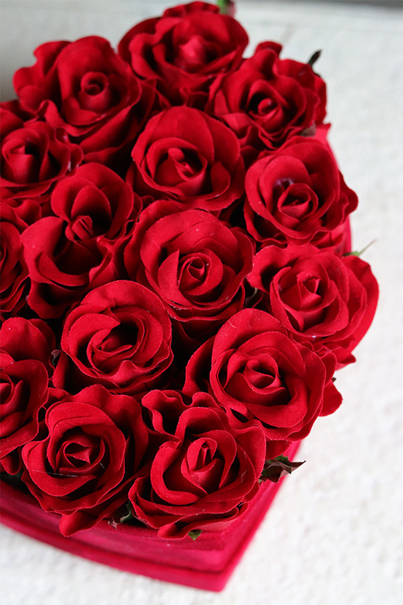 czerwony flowerbox z różami na walentynki, Walentynkowe Serce