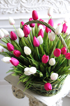 Spring Power, kompozycja z tulipanów w koszyku, wym.47x49cm