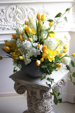 Żółta Pani Wiosna Volcan, kompozycja nagrobna w misie, wys.49cm 