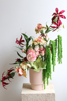 Norblina, kompozycja kwiatowa z gloriozą