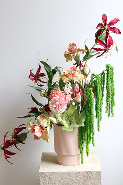 OD RĘKI Norblina, kompozycja kwiatowa z gloriozą, wym.74x57cm